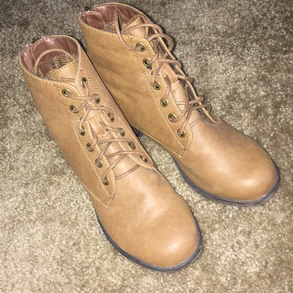 Breckelle’s tan lace up leather ankle boots